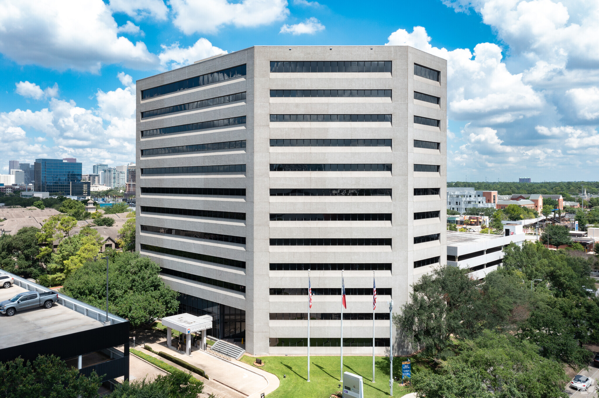 3900 Essex Ln, Houston, TX à louer Photo de l’immeuble– Image 1 sur 22