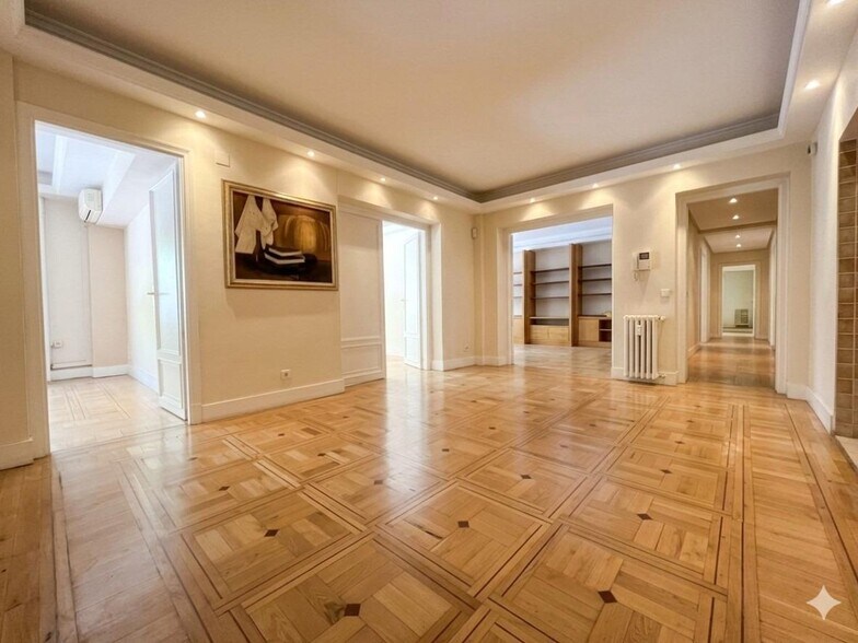 Immeuble residentiel dans Madrid, Madrid à vendre - Photo intérieure – Image 3 sur 6