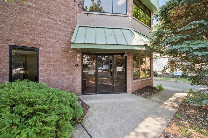 144 12th St, Piscataway, NJ à louer - Photo de l’immeuble – Image 1 sur 25