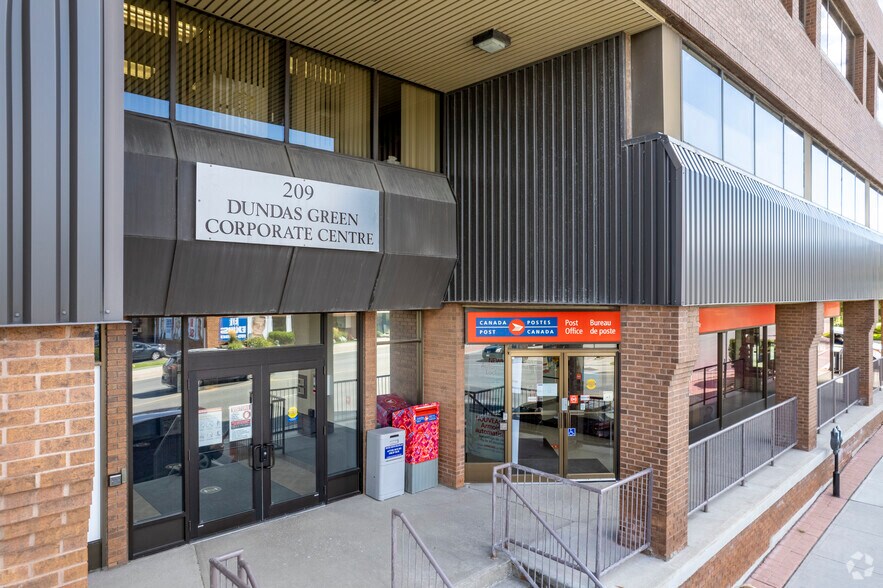 209 Dundas St E, Whitby, ON à louer - Photo de l’immeuble – Image 3 sur 3