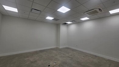 850 NW 42nd Ave, Miami, FL à louer Photo intérieure– Image 2 sur 4
