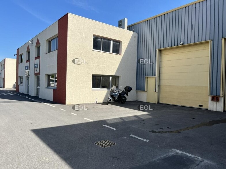 Local d’activités dans Bezons à louer - Photo de l’immeuble – Image 2 sur 8