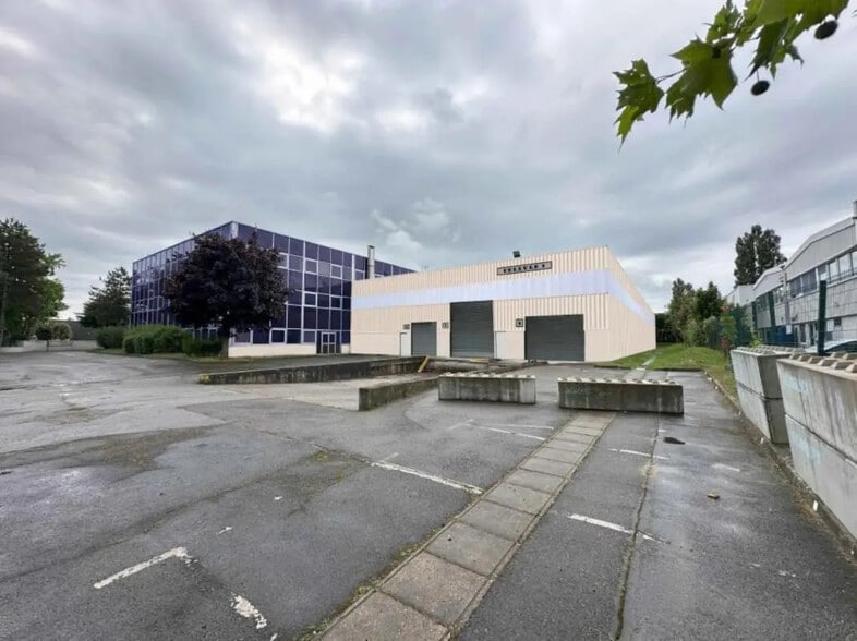 515 Avenue Roland Garros, Buc à louer - Photo de l’immeuble – Image 1 sur 6