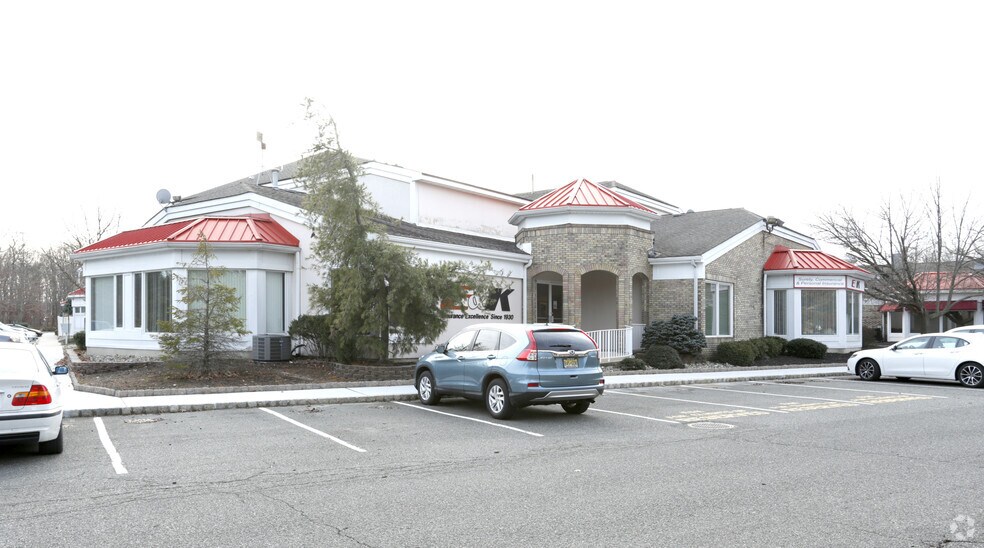 613 Hope Rd, Eatontown, NJ à louer - Photo principale – Image 2 sur 10