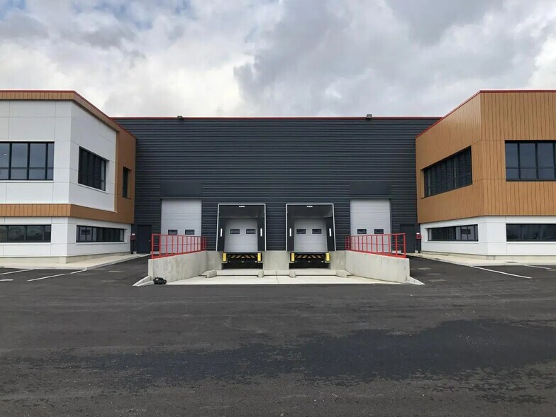 Local d’activités dans Roissy-en-France à louer - Photo de l’immeuble – Image 1 sur 6