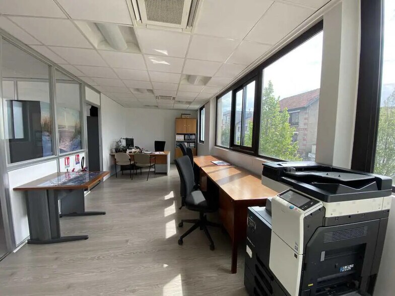 Bureau dans Joinville-le-Pont à louer - Photo de l’immeuble – Image 1 sur 5