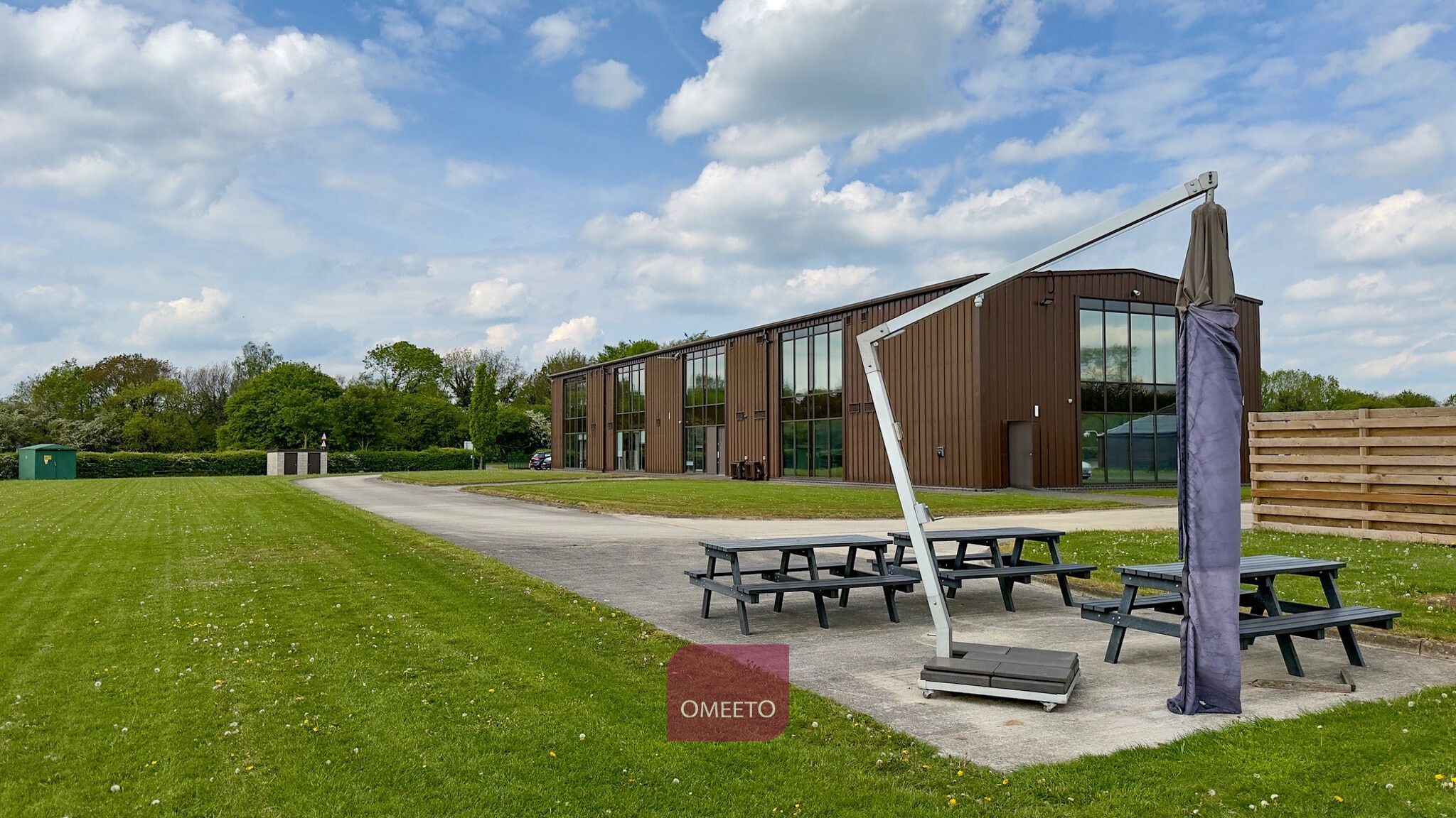 Willowpit Ln, Hilton à louer Photo de l’immeuble– Image 1 sur 9