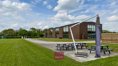 Willowpit Ln, Hilton à louer Photo de l’immeuble– Image 1 sur 9