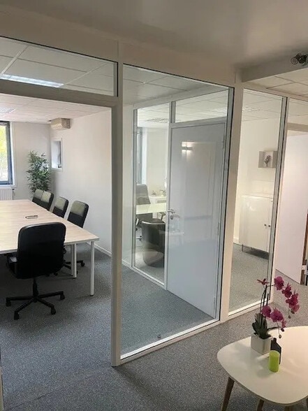 Bureau dans Évry-Courcouronnes à louer - Photo de l’immeuble – Image 3 sur 4