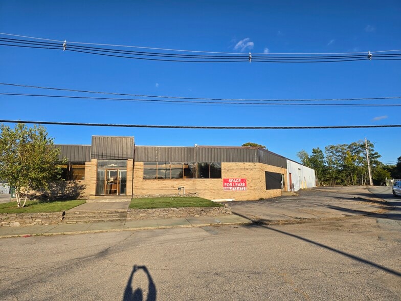 100 Glen Rd, Cranston, RI à louer - Photo de l’immeuble – Image 3 sur 20