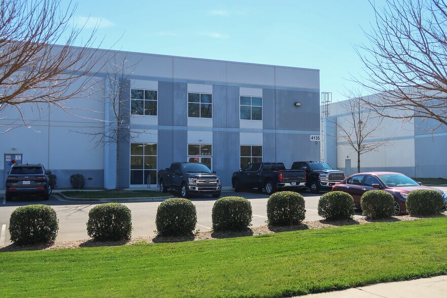 4135 Shopton Rd, Charlotte, NC à louer - Photo de l’immeuble – Image 1 sur 7