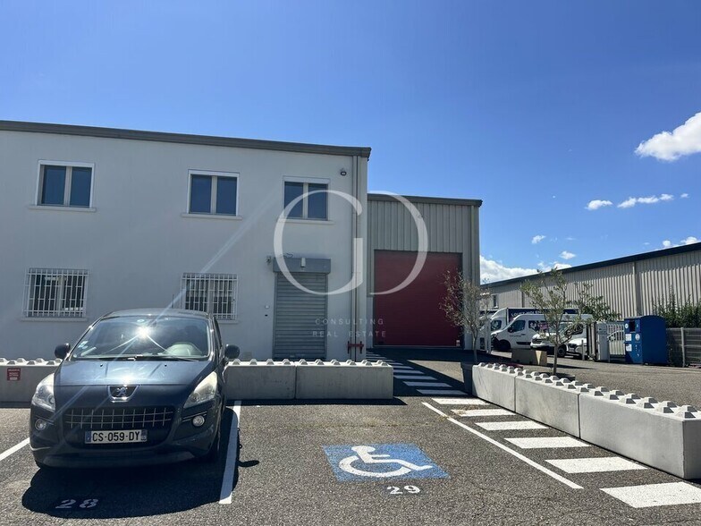 33 Avenue Des Frères Montgolfier, Chassieu à louer - Photo de l’immeuble – Image 2 sur 9