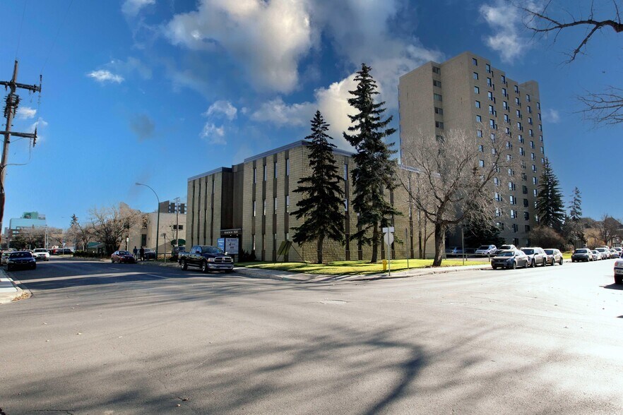2445 13th Av, Regina, SK à louer - Photo de l’immeuble – Image 2 sur 3