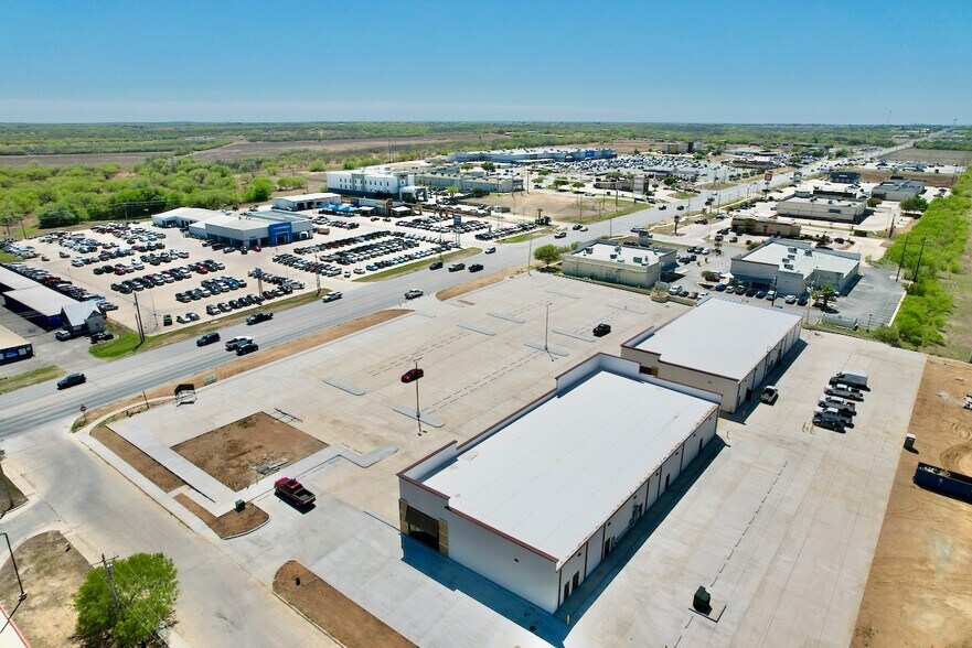 901 Palmer Ln, Pleasanton, TX à louer - Photo de l’immeuble – Image 2 sur 5