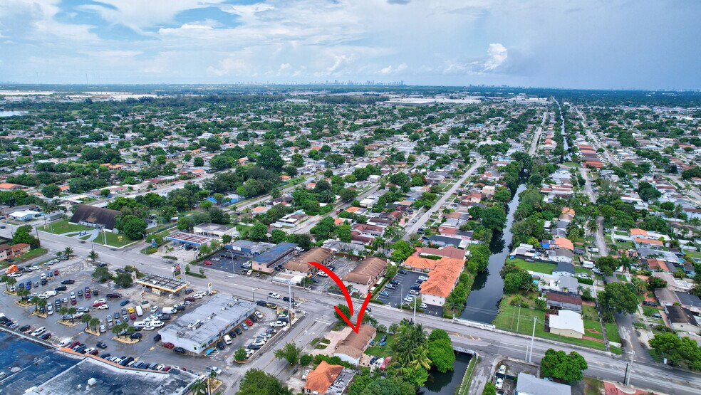 10 W 53rd Ter, Hialeah, FL à vendre - Photo principale – Image 2 sur 2