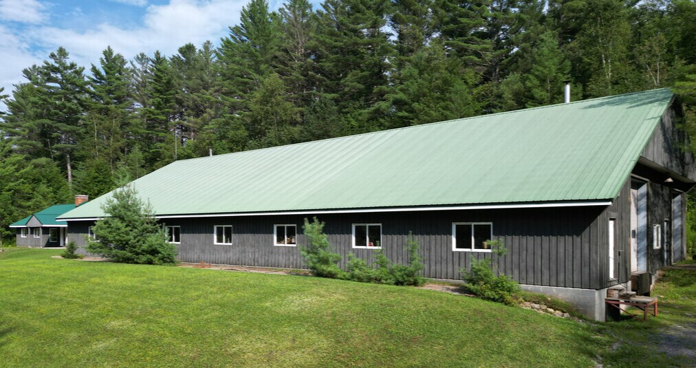 2452 NY-8, Lake Pleasant, NY à vendre Photo principale– Image 1 sur 39