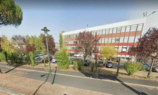 Plus de détails pour Local d'activités à louer