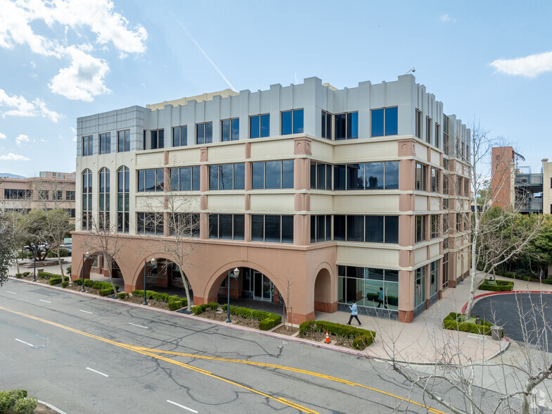 24303 Town Center Dr, Valencia, CA à vendre - Photo de l’immeuble – Image 2 sur 8