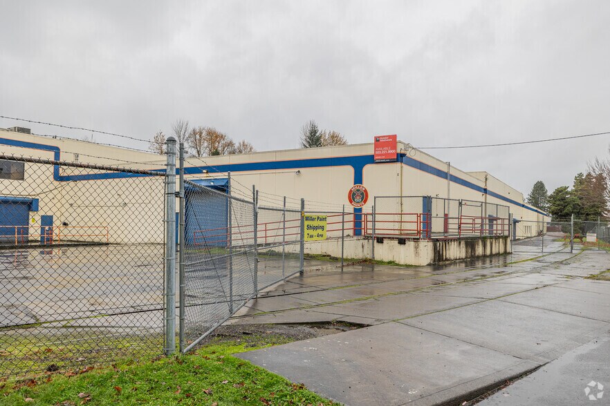 12812 NE Whitaker Way, Portland, OR à vendre - Photo de l’immeuble – Image 3 sur 16