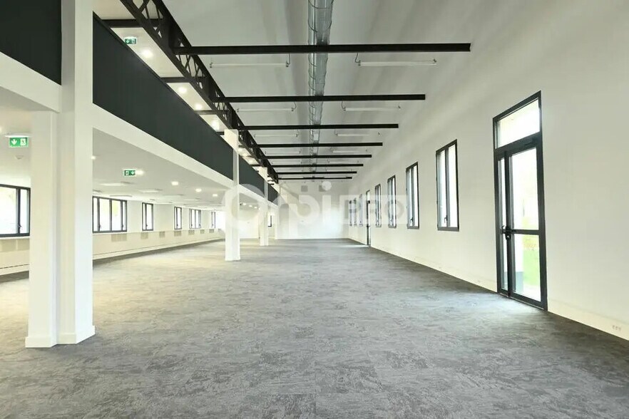 Bureau dans Vénissieux à louer - Photo de l’immeuble – Image 3 sur 8