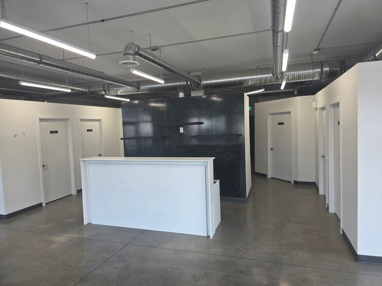 6501 Calgary Trl NW, Edmonton, AB à louer - Photo de l’immeuble – Image 3 sur 8