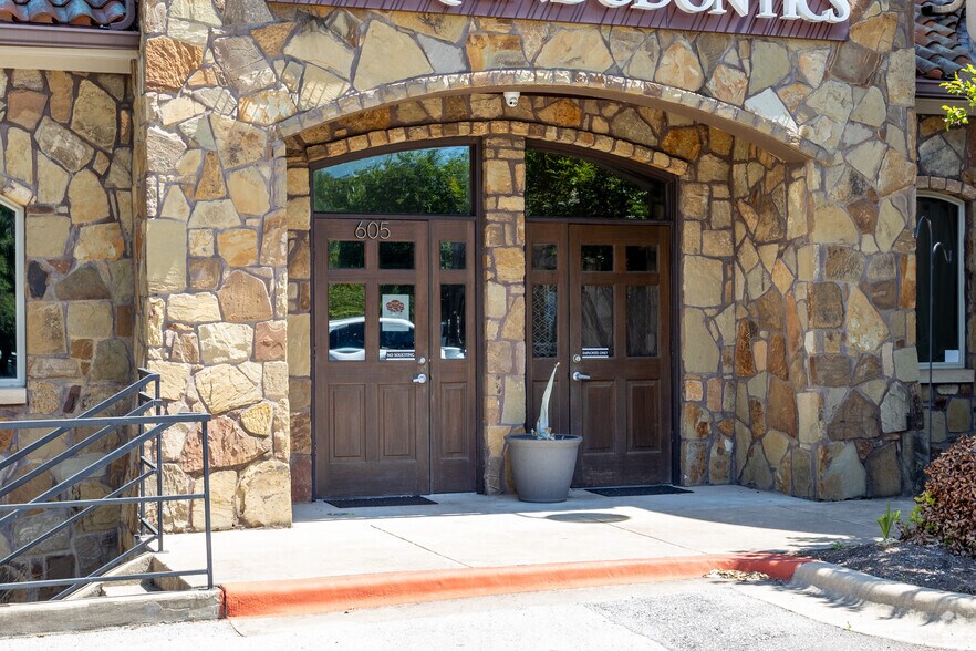 2500 W William Cannon Dr, Austin, TX à louer - Photo de l’immeuble – Image 3 sur 26
