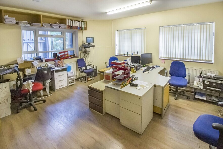 6 Eskdale Rd, Uxbridge à vendre - Photo intérieure – Image 3 sur 4