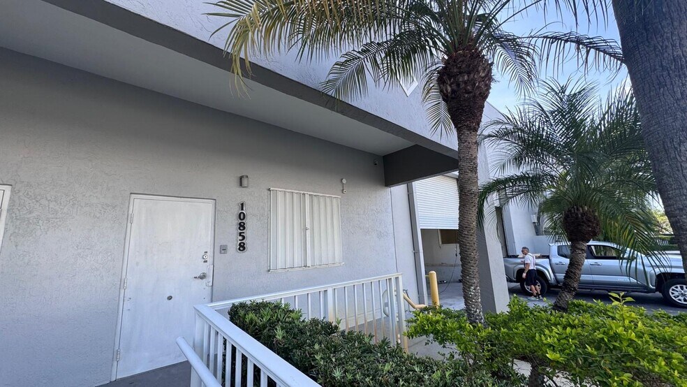 10858 NW 27th St, Doral, FL à louer - Photo de l’immeuble – Image 3 sur 23