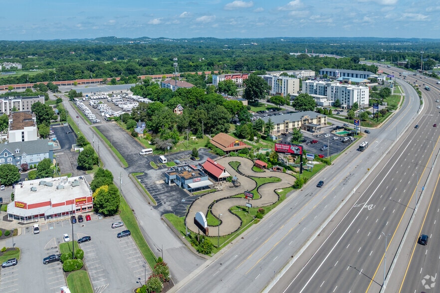 2444 Music Valley Dr, Nashville, TN à vendre - Photo de l’immeuble – Image 3 sur 18
