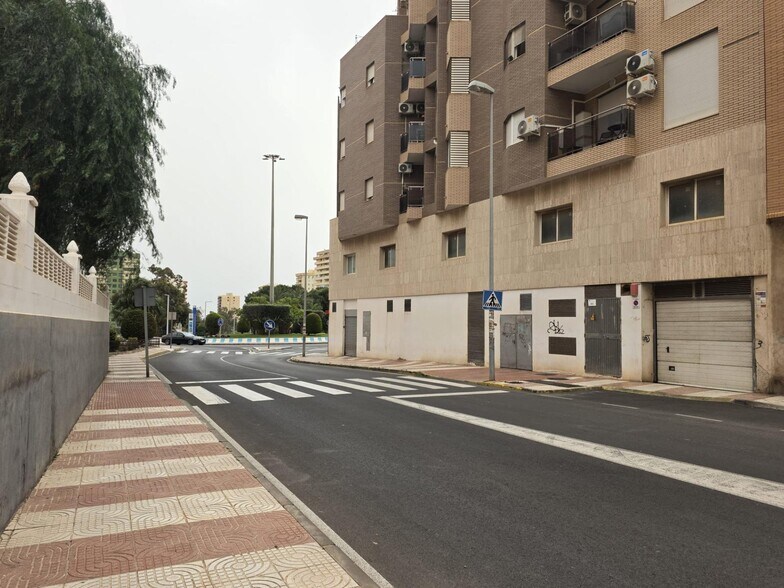 Local commercial dans Roquetas de Mar, Almería à louer - Photo de l’immeuble – Image 2 sur 16