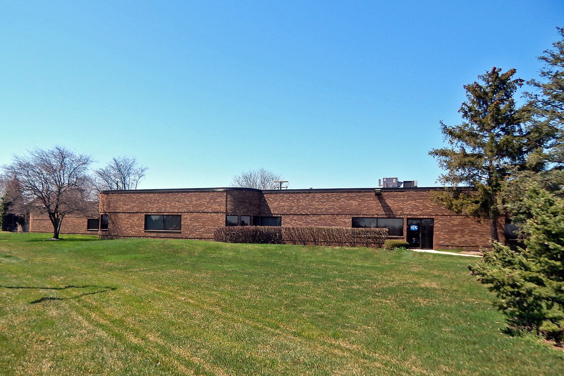 2111 Walter P Reuther Dr, Warren, MI à louer Photo principale– Image 1 sur 9