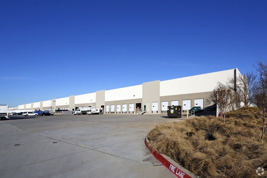 1200 Mustang Dr, Dallas, TX à louer - Photo de l’immeuble – Image 3 sur 5