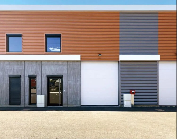 165 Avenue Henri Schneider, Meyzieu à louer - Photo de l’immeuble – Image 1 sur 10