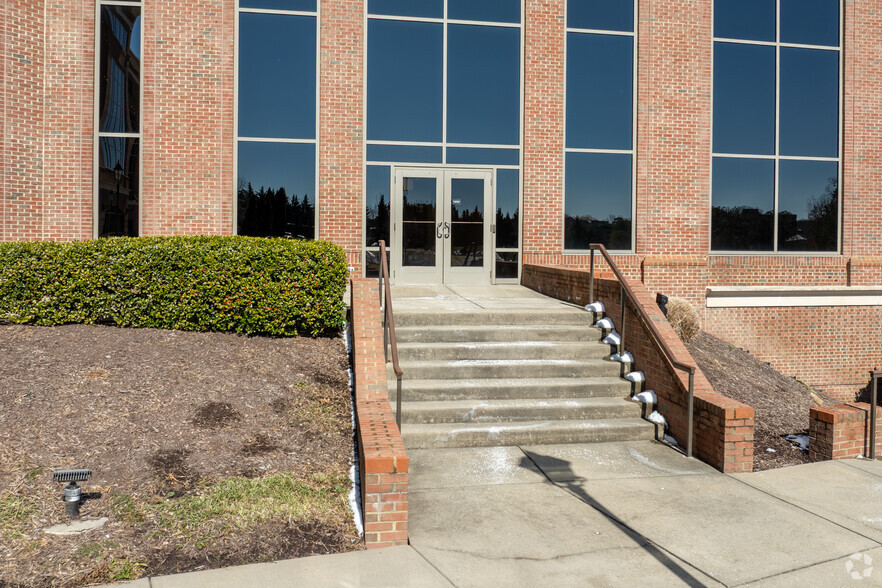 4991 Lake Brook Dr, Glen Allen, VA à louer - Photo de l’immeuble – Image 3 sur 4