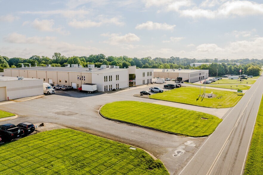 320 Aviation Dr, Statesville, NC à vendre - Photo de l’immeuble – Image 3 sur 15