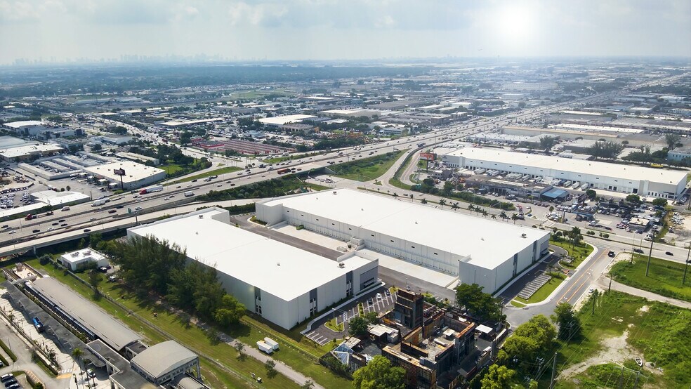 7400 NW 79th Ave, Medley, FL à louer - Photo de l’immeuble – Image 3 sur 12