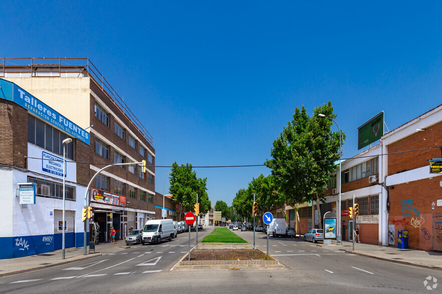 Avinguda De La Fabregada, L'Hospitalet de Llobregat, Barcelona à louer - Photo de l’immeuble – Image 3 sur 3