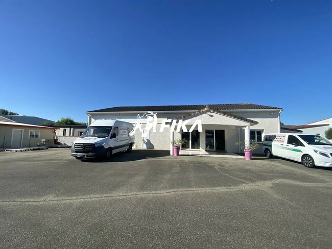 Plus de détails pour Local d'activités à louer