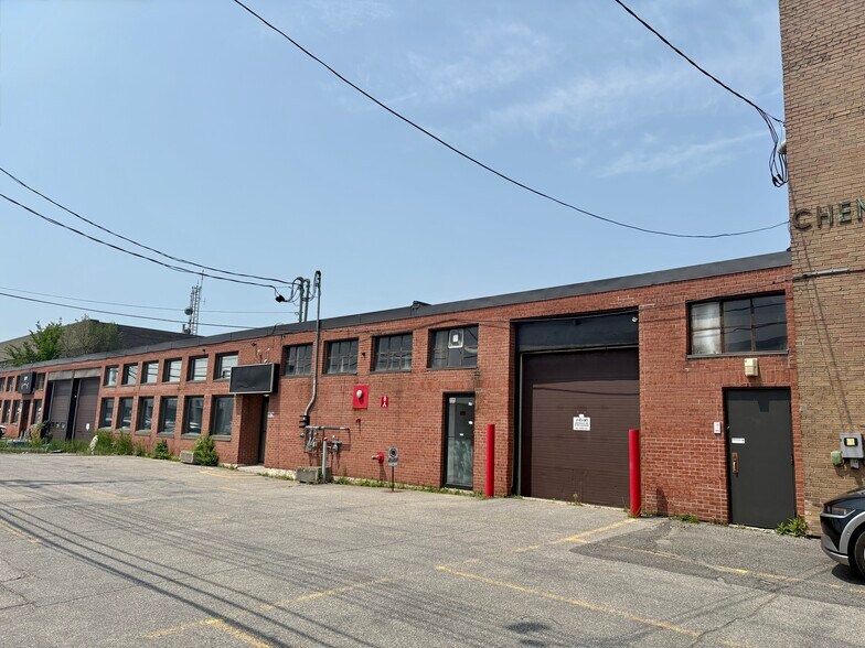 5579-5581 Rue Paré, Mt Royal, QC à louer - Photo de l’immeuble – Image 2 sur 6