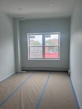 168-31 Hillside Ave, Jamaica, NY à louer Photo intérieure– Image 1 sur 3