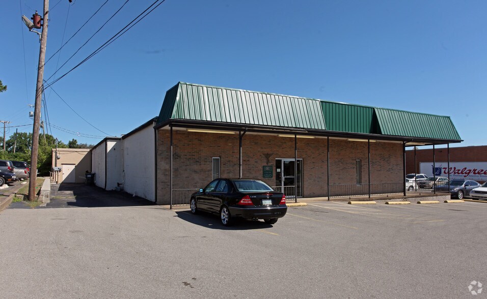 2121 Wilma Rudolph Blvd, Clarksville, TN à louer - Photo de l’immeuble – Image 2 sur 10