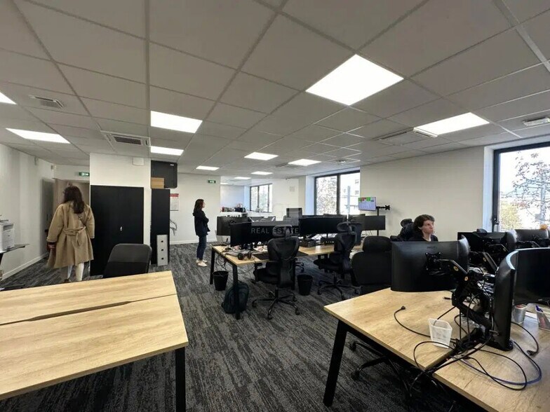 Bureau dans Seyssinet-Pariset à louer - Photo de l’immeuble – Image 2 sur 4