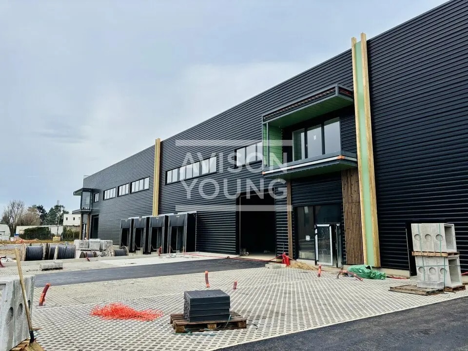 Local d’activités dans La Queue-en-Brie à louer Photo de l’immeuble– Image 1 sur 11