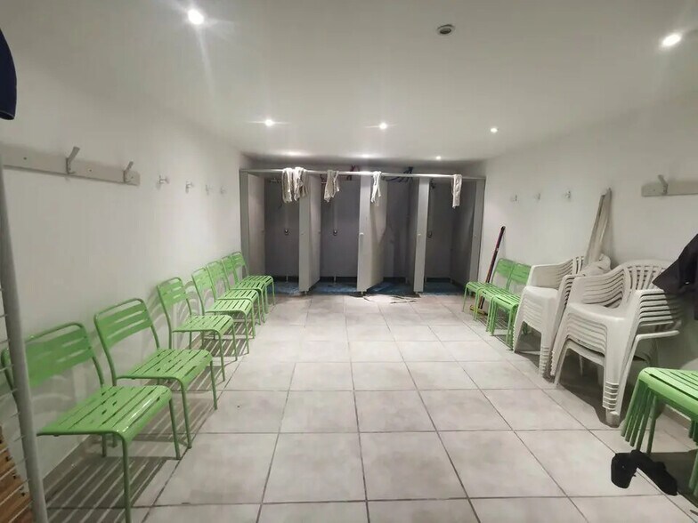 Local d'activités dans Nîmes à vendre - Photo de l’immeuble – Image 2 sur 4