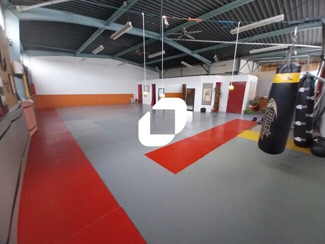 Plus de détails pour Local d'activités à louer