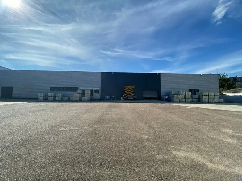 Local d’activités dans Sotteville-lès-Rouen à louer - Photo de l’immeuble – Image 1 sur 6