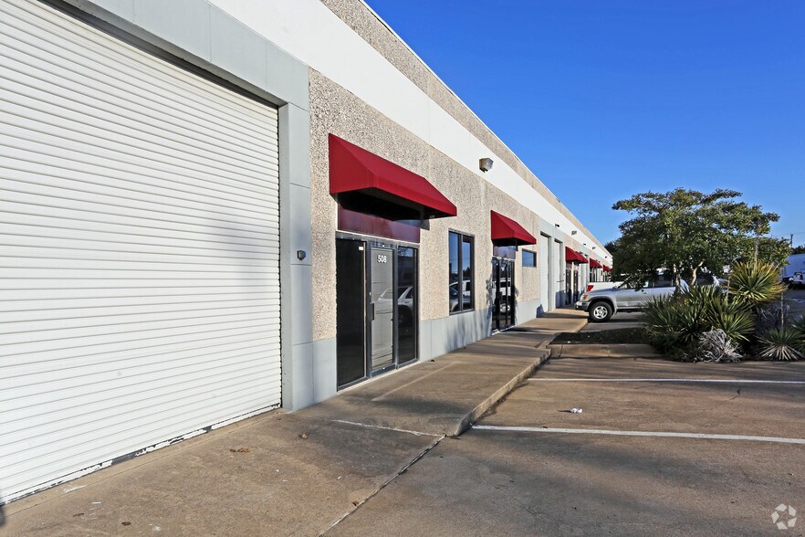 1000 Post and Paddock Ln, Grand Prairie, TX à louer - Photo de l’immeuble – Image 2 sur 4