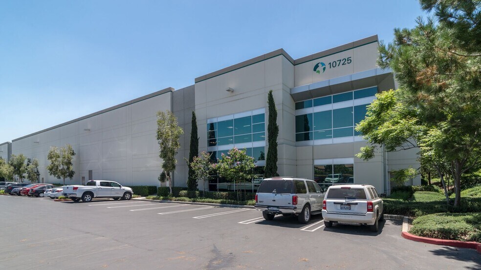 10725 Sierra Ave, Fontana, CA à louer - Photo de l’immeuble – Image 2 sur 11