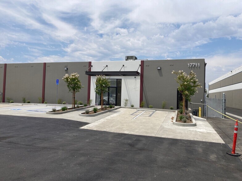 17711 E Railroad St, City Of Industry, CA à louer - Photo de l’immeuble – Image 2 sur 23
