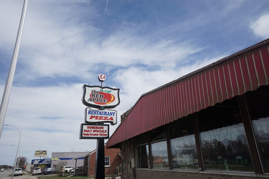 32711 Michigan Ave, Wayne, MI à vendre - Photo de l’immeuble – Image 1 sur 15